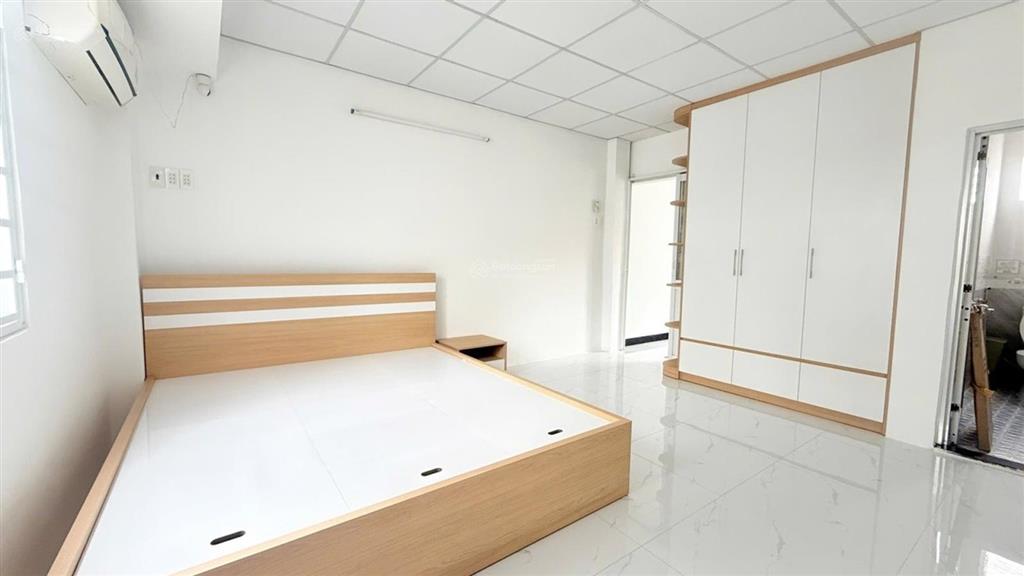 4 tỷ nhỉnh  xe hơi đỗ cửa  3 tầng mới đẹp  hẻm 1 sẹc  cách mặt tiền chỉ 20m  ngay chợ bùi văn