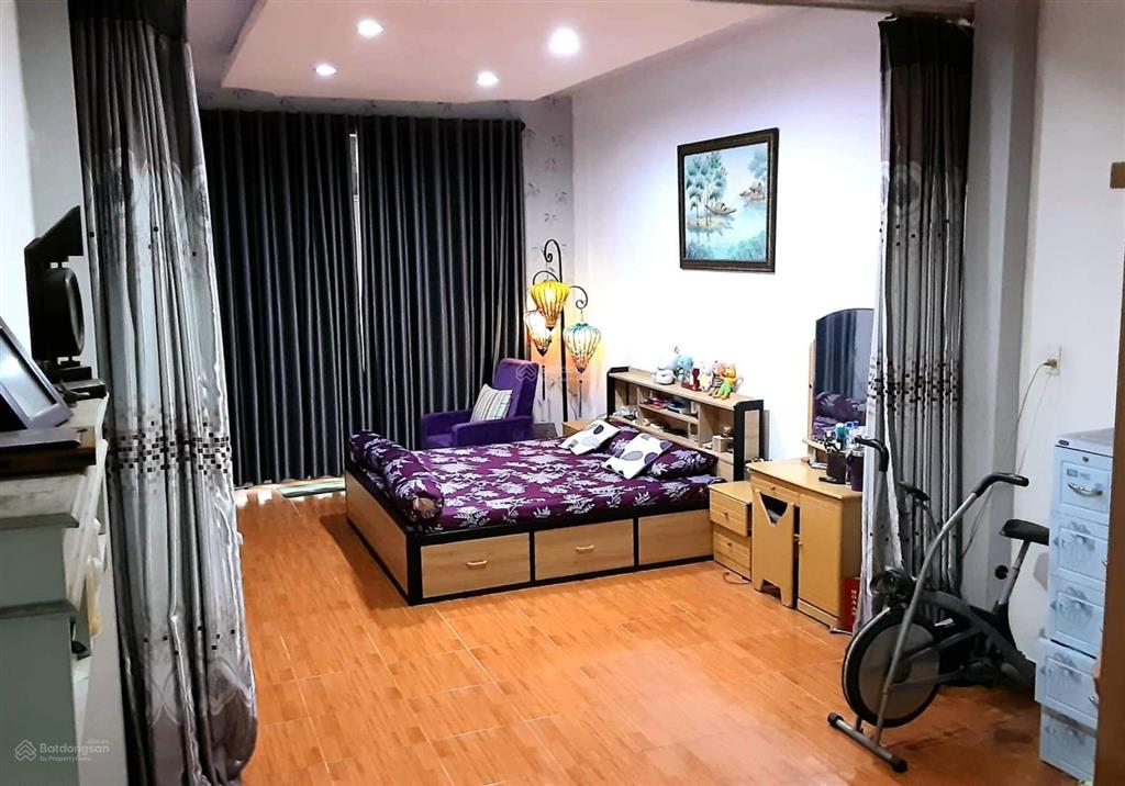 Nhà mặt tiền đường rộng 16m,khu yên tỉnh,cao cấp.