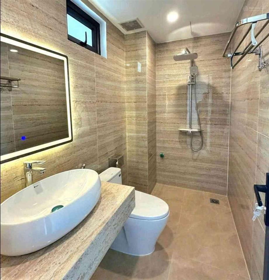 Bán gấp nhà ngọc lâm, ngõ thông ngọc lâm  nguyễn văn cừ, 6 tầng, ô tô vào tận nhà, nhỉnh 20 tỉ.