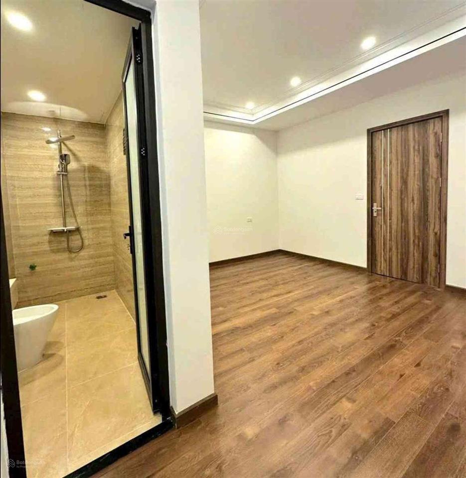 Bán gấp nhà ngọc lâm, ngõ thông ngọc lâm  nguyễn văn cừ, 6 tầng, ô tô vào tận nhà, nhỉnh 20 tỉ.