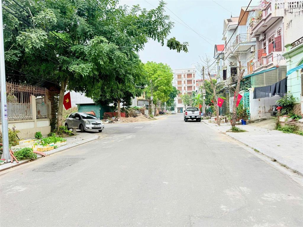 Chính chủ bán lô đất kinh doanh siêu đẹp phố trần cừ, khai quang 151m mt 7,5m giá 45tr/m 0988 296 ***