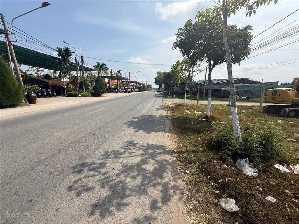 Bán nguyên lô đất lớn mặt tiền quốc lộ 57b  trung tâm thị trấn bình đại, bến tre