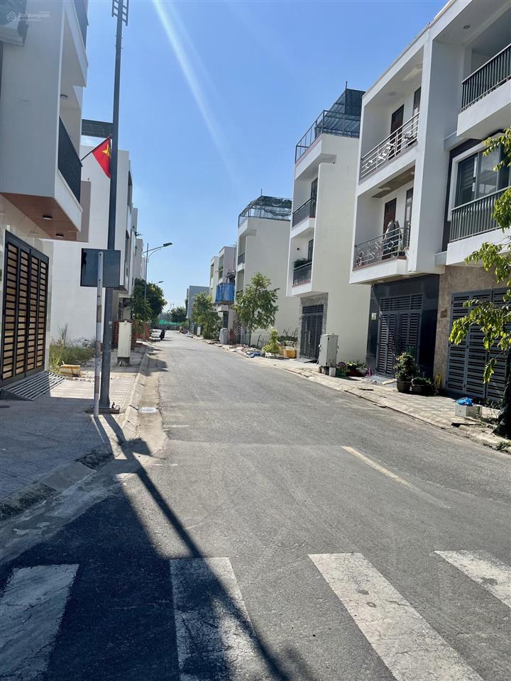 Lô đất chính chủ cẩn bán hướng nam , sạch ,gần sát bệnh viện , vành đai 2 . khu dân cư sầm uất .