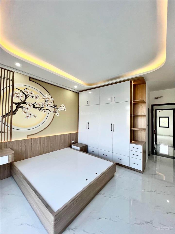 Nhà mới quy hoạch ở yên ổn lâu dài khu phố toàn nhà lầu đồng bộ xe hơi đỗ trước nhà vô nhà