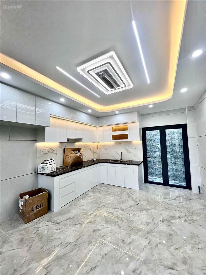 Nhà mới quy hoạch ở yên ổn lâu dài khu phố toàn nhà lầu đồng bộ xe hơi đỗ trước nhà vô nhà