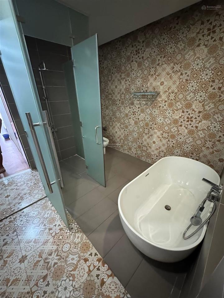 Nhà 5 tầng mt hẻm xe hơi phường 1 quận 8