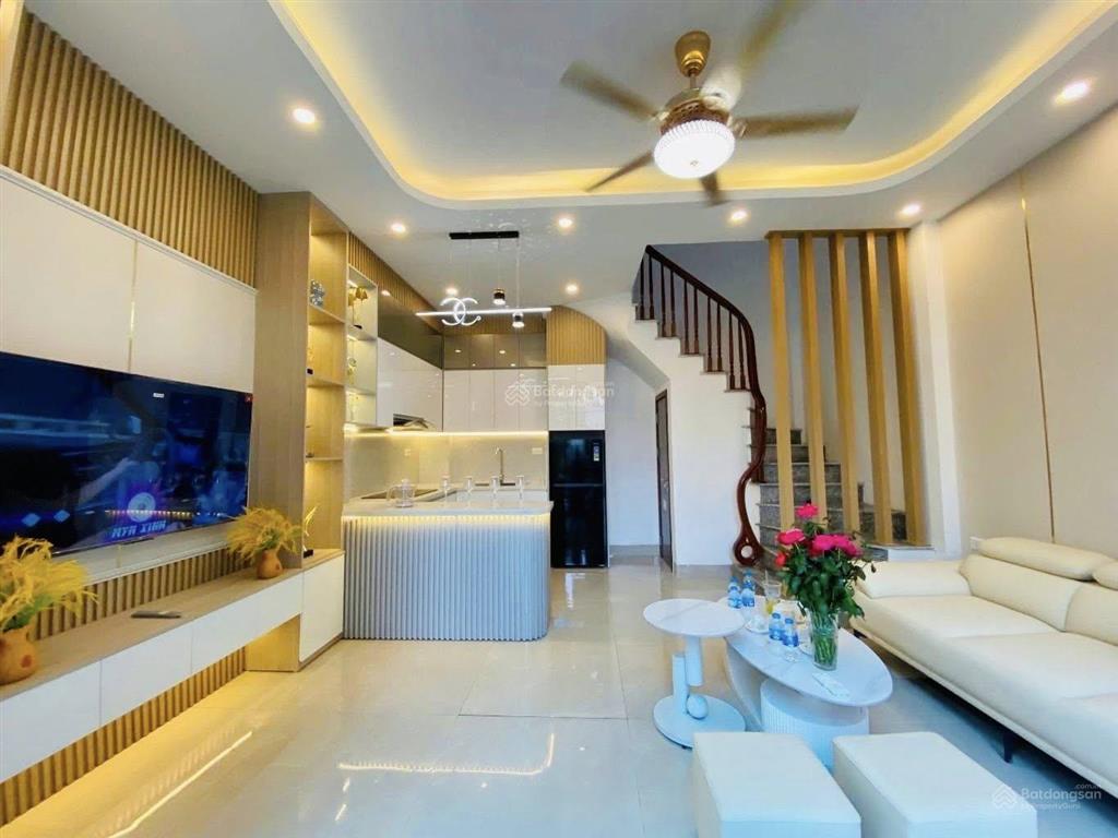 Bán nhà phố dư hàng, nhà mới tinh, sát chợ cột đèn đa tiện ích, 64m2x5, mặt 6m, 4 tỷ x