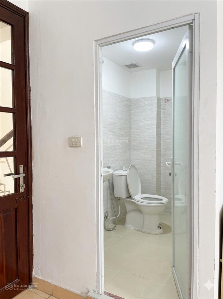 Chính chủ cho thuê phòng full đồ mới 100%, cùng tầng, nhà mặt phố ngọc khánh 5tr/tháng