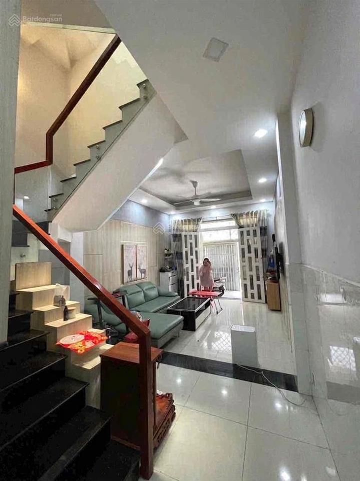 Nhà 3 tầng hẻm xe hơi full nội thất ngay ngã tư thủ đức