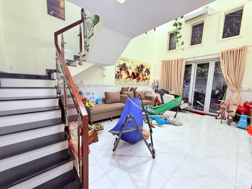 Chủ giảm 100tr bán gấp giá mới 3.2 tỷ nhà ở ngay sân để 4 xe bà điểm vị trí đẹp đ
