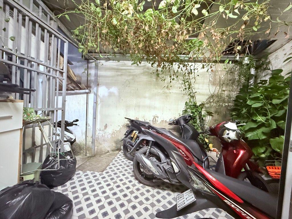 Chủ giảm 100tr bán gấp giá mới 3.2 tỷ nhà ở ngay sân để 4 xe bà điểm vị trí đẹp đ
