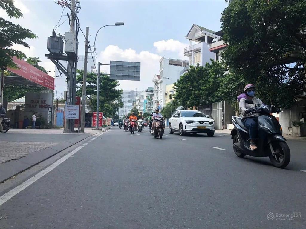 Phú nhuận, bán căn góc 3 mặt tiền, ngang 8m, công nhận 250m2, hợp đồng 3 năm, sổ riêng.