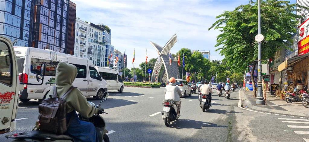 Bán nhà phú nhuận 3 mặt tiền, ngang 8m, cn 250m2, 10 phút tới sân bay dưới 71 tỷ.