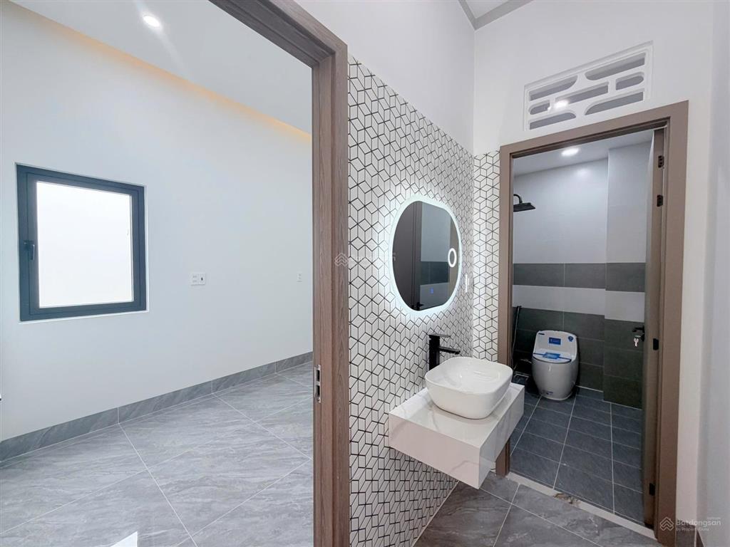 Bán 1t 1l góc 2 mt (sổ hoàn công) đường oto thông ngay quảng trường p. tân phong. giá chỉ 4,050 tỷ