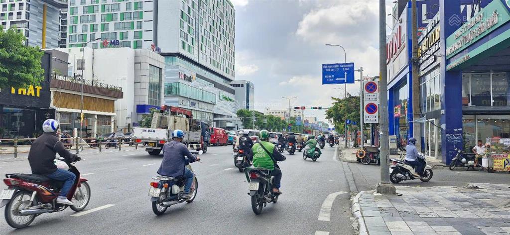 Bán nhà, hoàn công đủ, nhà 5 tầng tân bình, ngang 4m, 8 phòng khai thác, 5 phút tới ga t3.
