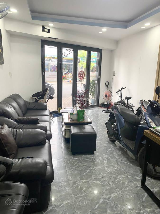Nhà khu sân bay tân bình, khu dân trí, 4 phòng ngủ, hẻm xe hơi, ở khai thác cho thuê tốt.