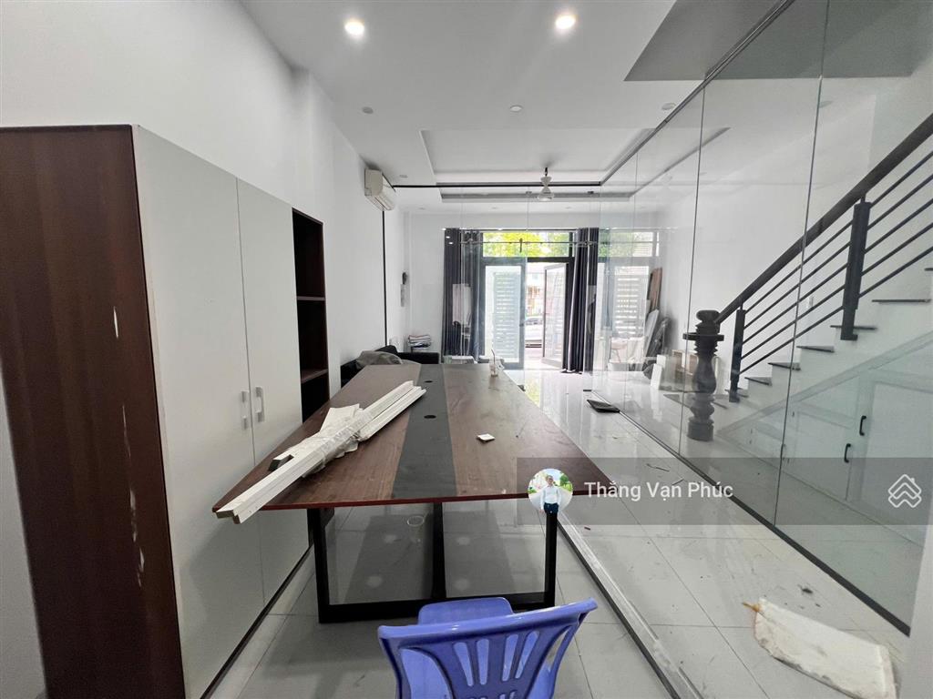 Cho thuê tầng trệt 10 triệu, có nội thất văn phòng, ngăn sẵn kinh, đối diện trường học, mới đẹp