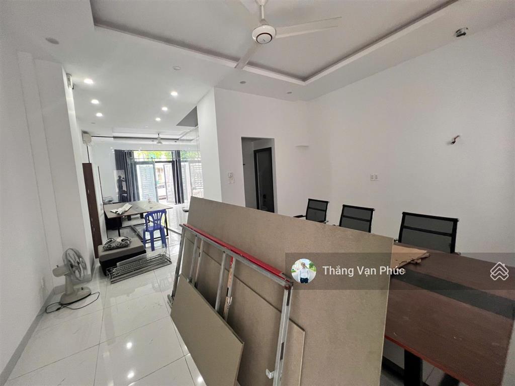 Cho thuê tầng trệt 10 triệu, có nội thất văn phòng, ngăn sẵn kinh, đối diện trường học, mới đẹp