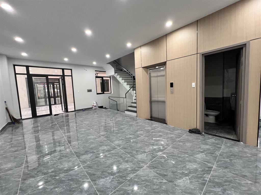 Đường 41 vạn phúc city 7x21m hầm 5 tầng, 32 tỷ 8 đường lớn 20m đối diện trường học, phố đi bộ royal