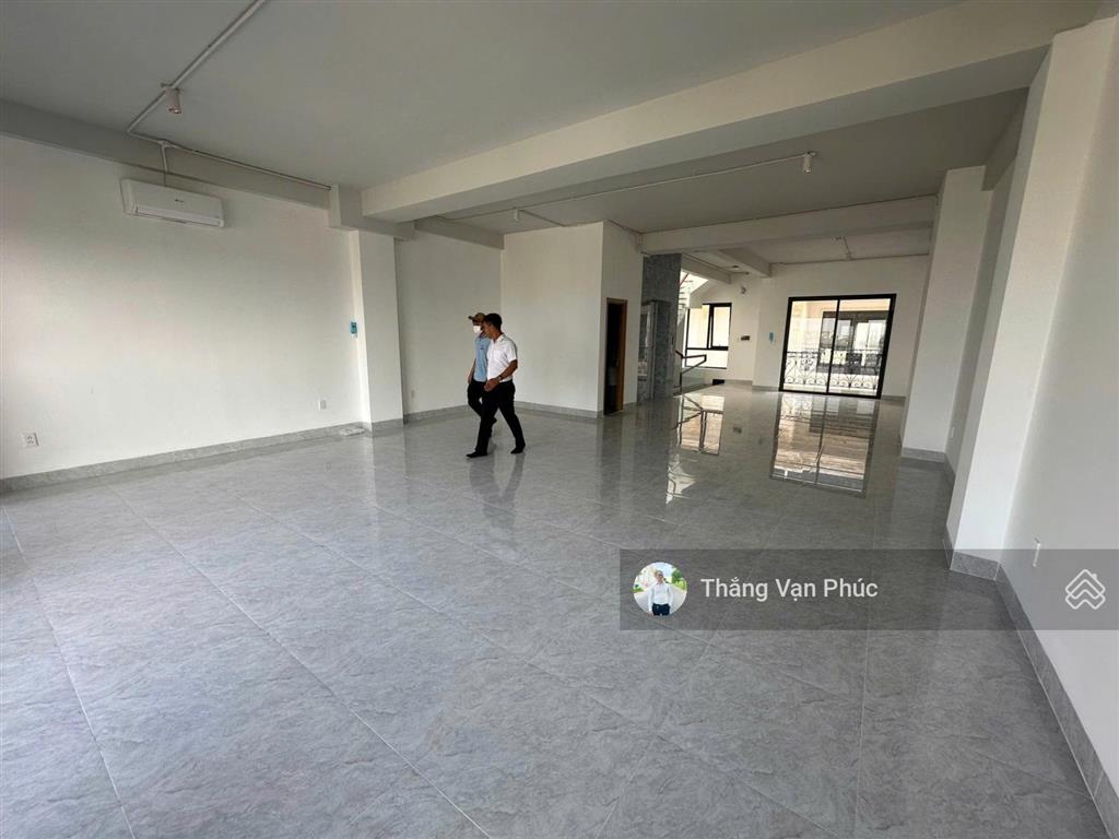 Chủ nhà cho thuê nguyên tầng mt 7m, làm văn phòng, có thang máy ban công rộng, giá 14.5 triệu/th