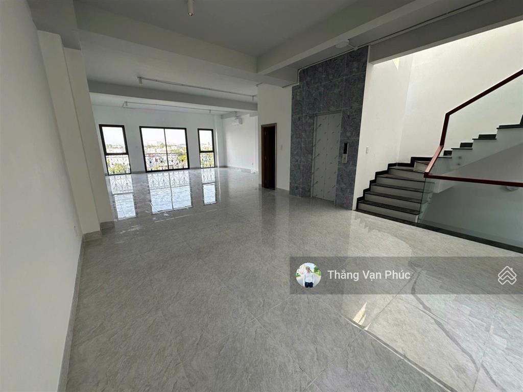 Chủ nhà cho thuê nguyên tầng mt 7m, làm văn phòng, có thang máy ban công rộng, giá 14.5 triệu/th