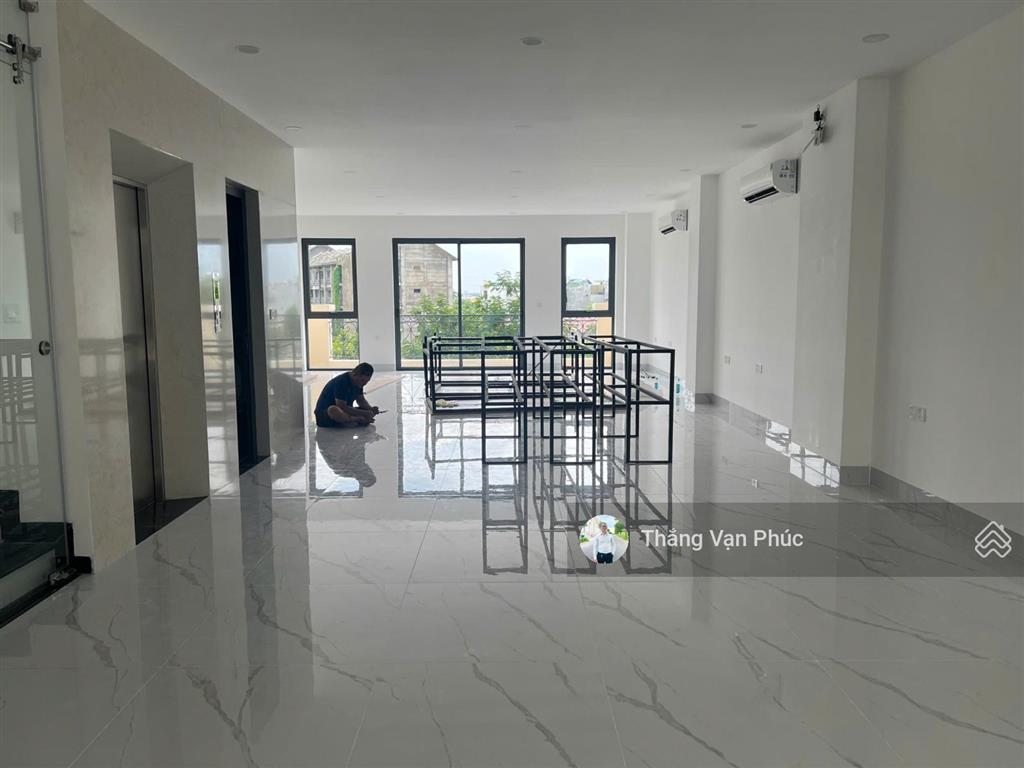 Chủ nhà cho thuê nguyên tầng mt 7m, làm văn phòng, có thang máy ban công rộng, giá 14.5 triệu/th