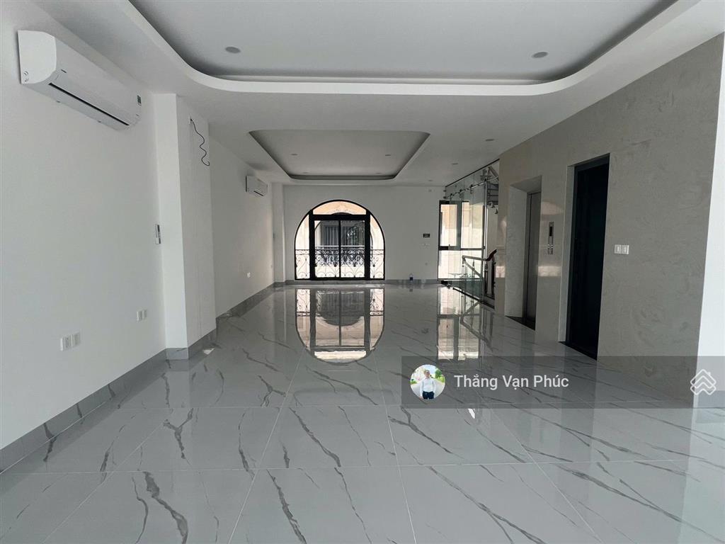 Chủ nhà cho thuê nguyên tầng mt 7m, làm văn phòng, có thang máy ban công rộng, giá 14.5 triệu/th