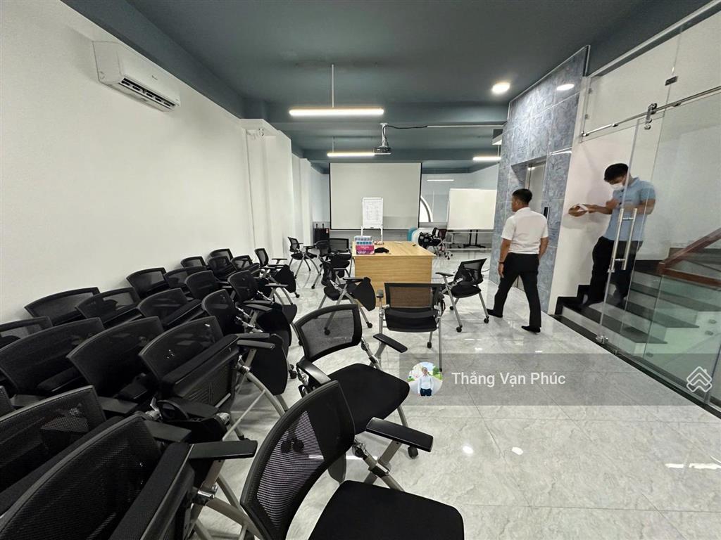 Chủ nhà cho thuê nguyên tầng mt 7m, làm văn phòng, có thang máy ban công rộng, giá 14.5 triệu/th