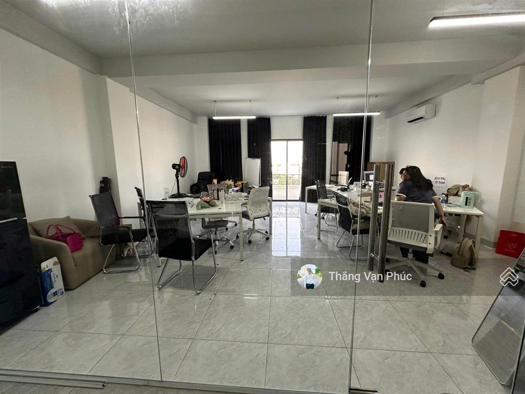 Chủ nhà cho thuê nguyên tầng mt 7m, làm văn phòng, có thang máy ban công rộng, giá 14.5 triệu/th