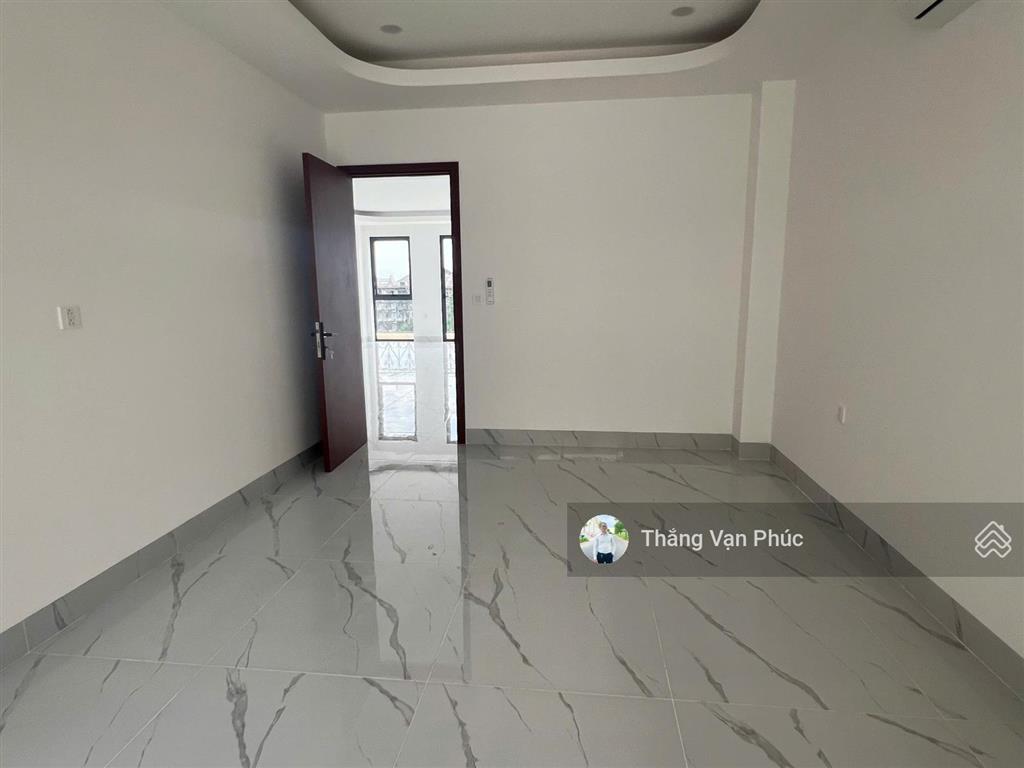 Chủ nhà cho thuê nguyên tầng mt 7m, làm văn phòng, có thang máy ban công rộng, giá 14.5 triệu/th