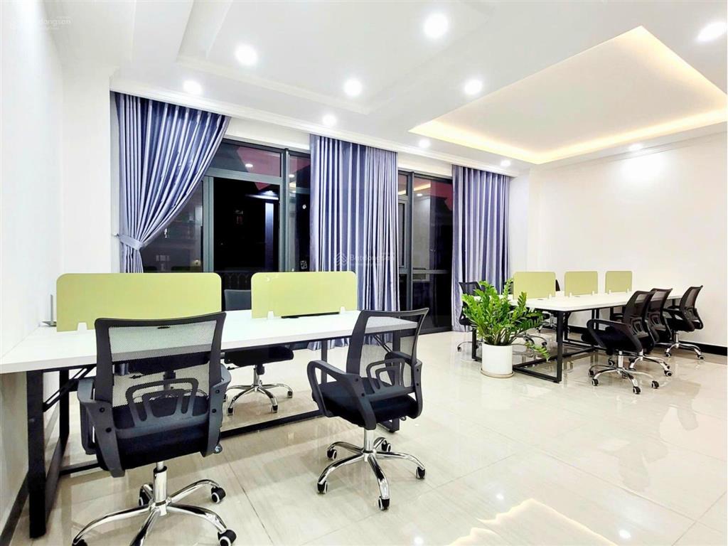 Cho thuê tầng 3 đường 36, đầy đủ nội thất văn phòng giá 10 triệu 8, có xuất vat, có ban công thoáng