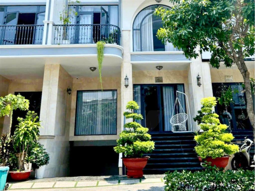 Cho thuê tầng 3 đường 36, đầy đủ nội thất văn phòng giá 10 triệu 8, có xuất vat, có ban công thoáng