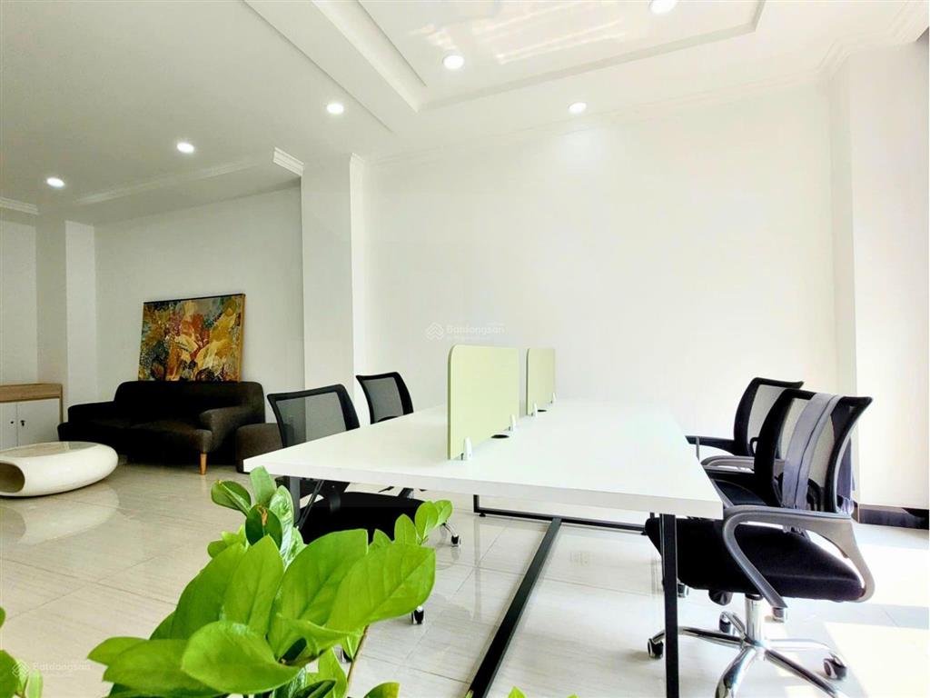 Cho thuê tầng 3 đường 36, đầy đủ nội thất văn phòng giá 10 triệu 8, có xuất vat, có ban công thoáng
