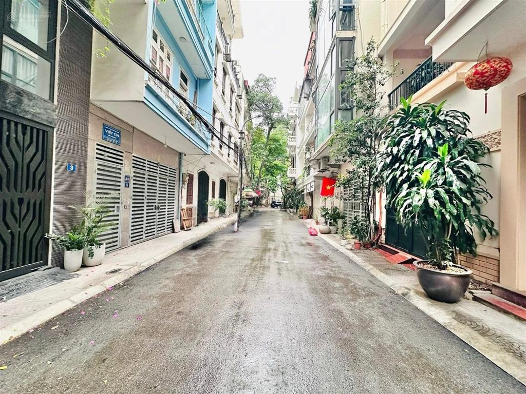 Phân lô hoàng cầu / dt 93m2 mt9,6m  vĩa hè , ô tô tránh siêu vip đống đa  vị trí hiếm ít nhà