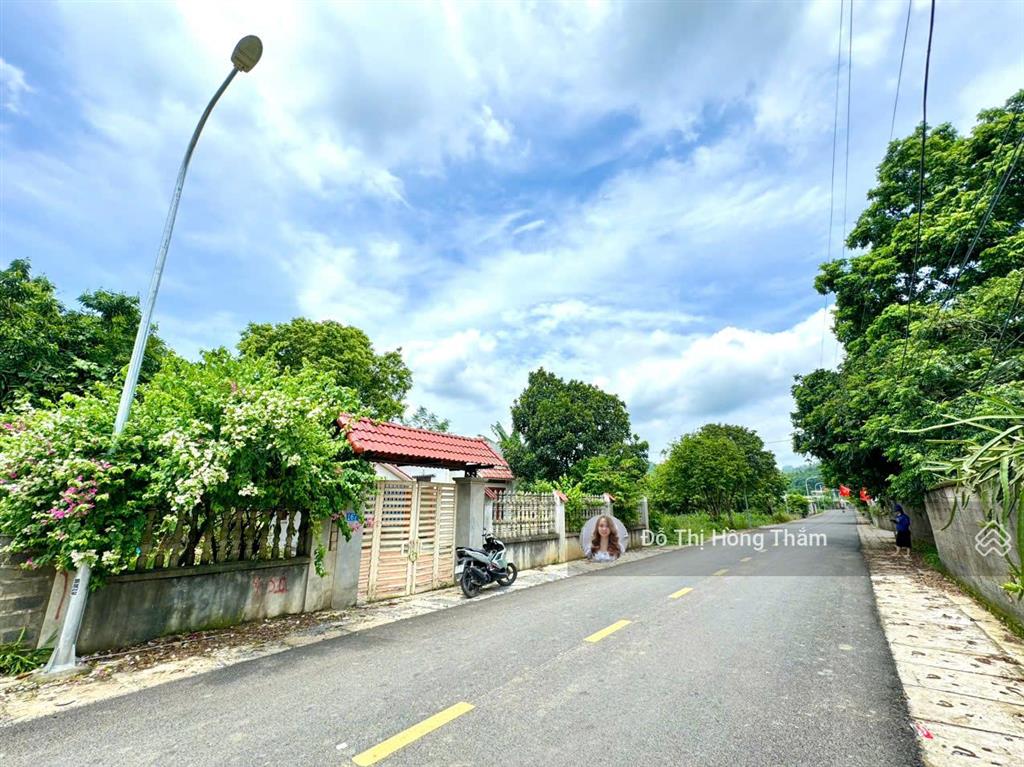 Bán mảnh đất 500m2 có sẵn nhà bám đường trải nhựa 12m tại tiểu khu mòng, tt lương sơn, giá cắt lỗ