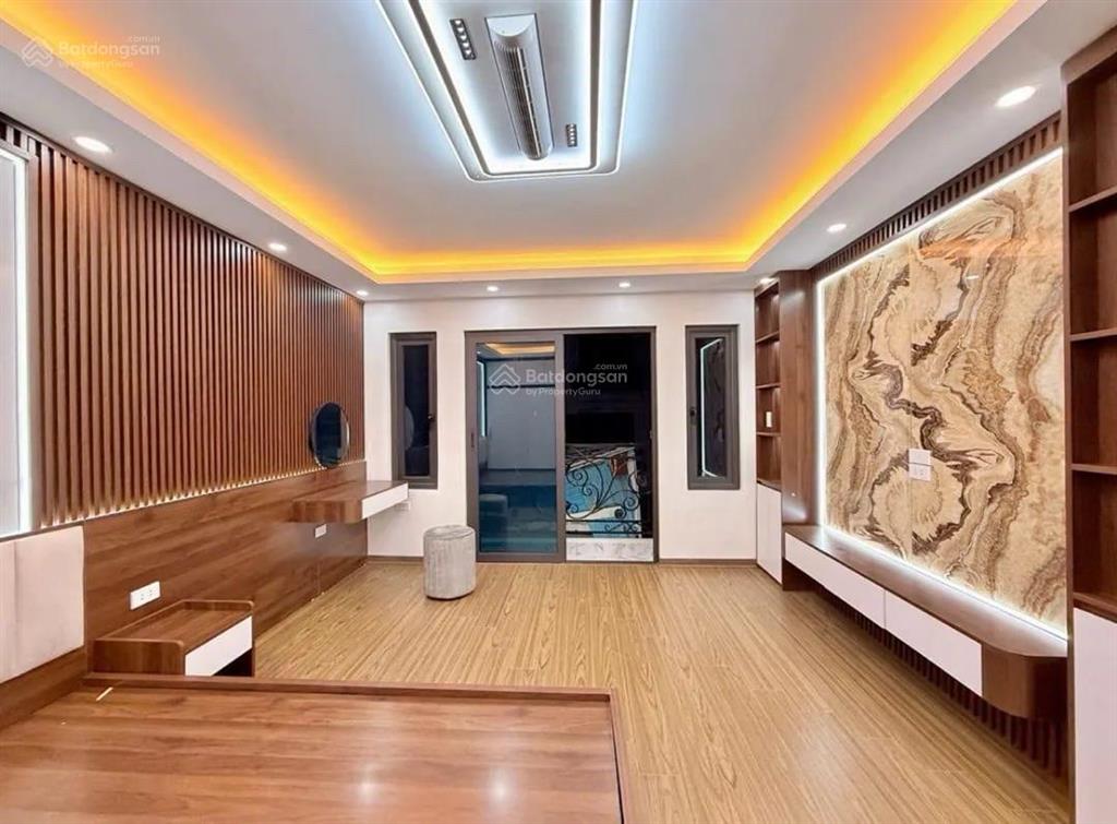 Hàng hiếm tam trinh 33,5 m 5 tầng  20m ra mặt phố