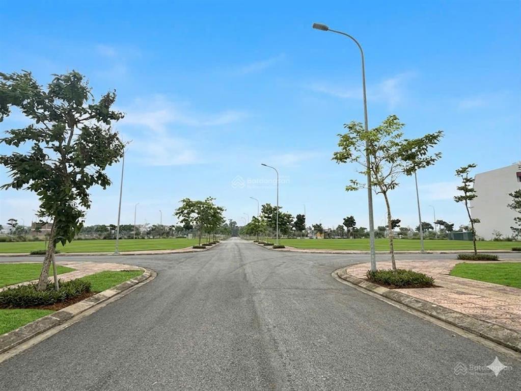 Bán đất nam vĩnh yên lô góc 2 mặt tiền cực hiếm đẹp dt122,5m mt9m sẵn sổ giá 5,880 tỷ gần hồ và go