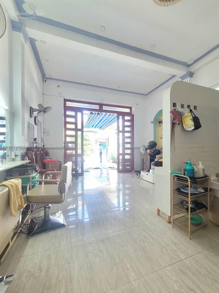 Nhà 3 tầng, sân vườn, 5.8x19m, mt đường xe tải, shr hoàn công, 5tỷ