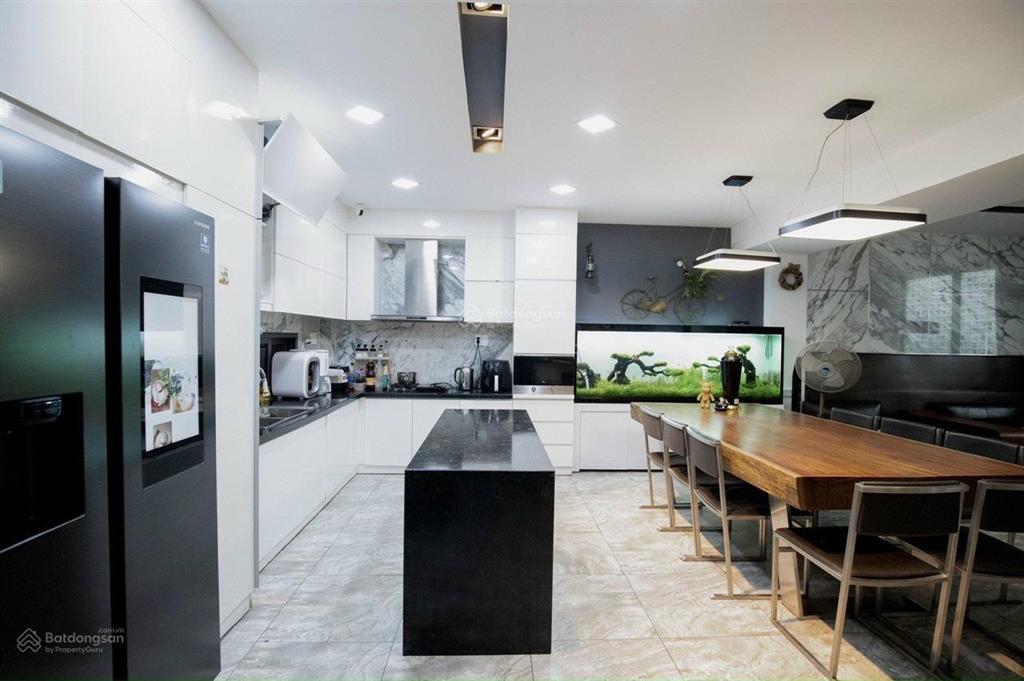 Ngang lớn, 7.2x11m, 4 lầu, nhà đẹp hxh 8m nguyễn trọng tuyển, gần đh tài chính marketing, 25.8 tỷ