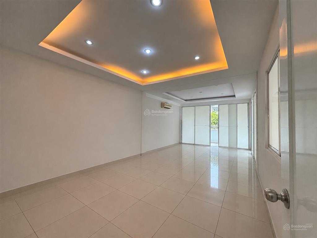 Phòng nằm tầng trên cùng, phù hợp làm văn phòng làm việc.