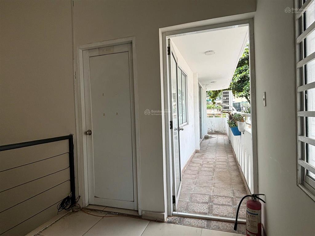 Phòng nằm tầng trên cùng, phù hợp làm văn phòng làm việc.