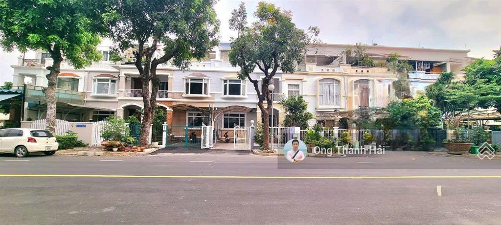 Cho thuê biệt thự phú mỹ hưng, kế bến du thuyền và công viên cầu ánh sao, 7x18(126m2) nhà trống,4pn