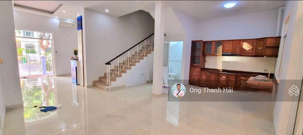 Cho thuê biệt thự phú mỹ hưng, kế bến du thuyền và công viên cầu ánh sao, 7x18(126m2) nhà trống,4pn