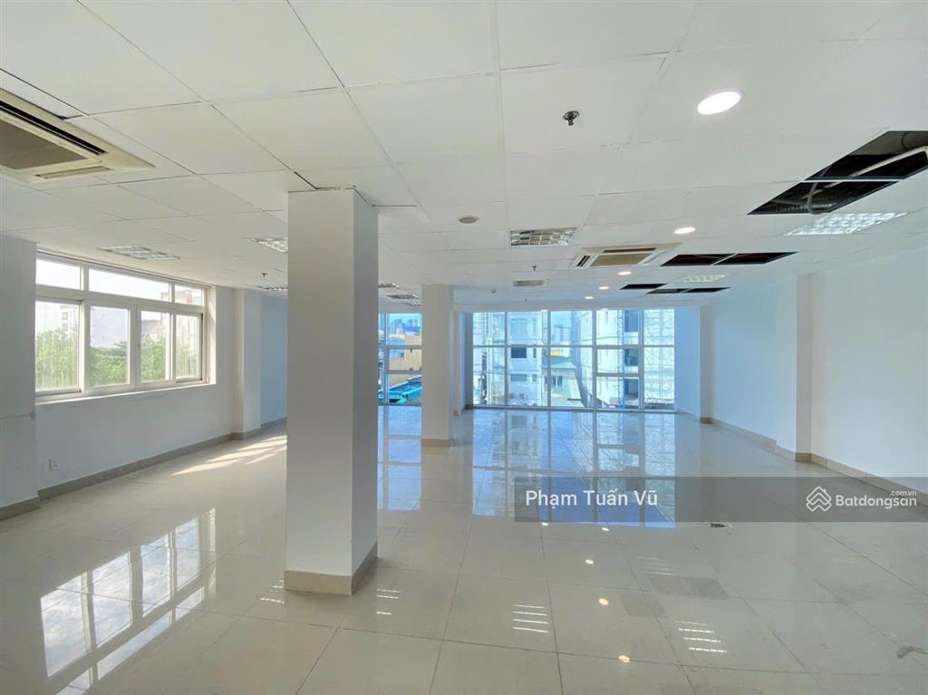 Văn phòng ung văn khiêm 140m2 ngay sát ga metro tân cảng và landmark 81 có sân đậu ô tô