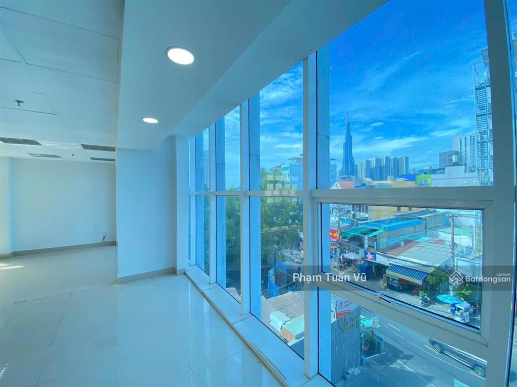 Văn phòng ung văn khiêm 140m2 ngay sát ga metro tân cảng và landmark 81 có sân đậu ô tô