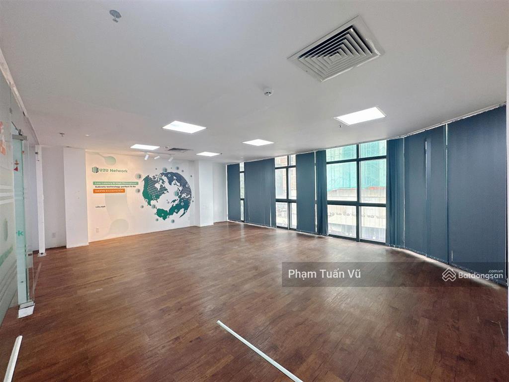 Văn phòng cô giang q1 110m2 ngăn sẵn 2 phòng làm việc, có sân rộng đậu ô tô trước cửa