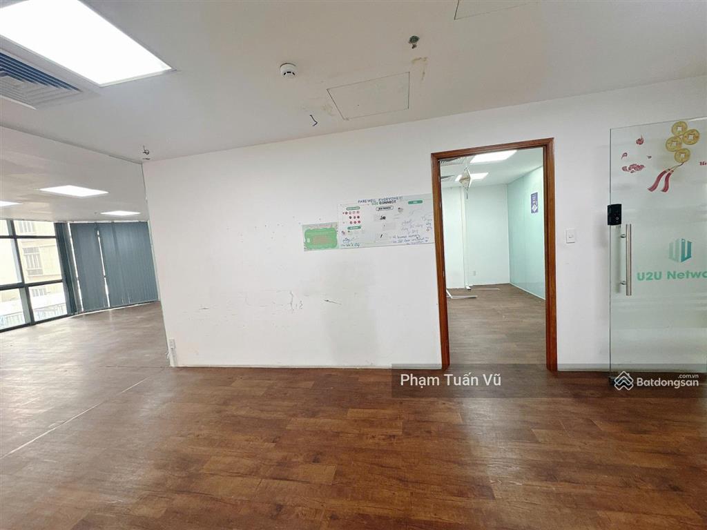 Văn phòng cô giang q1 110m2 ngăn sẵn 2 phòng làm việc, có sân rộng đậu ô tô trước cửa