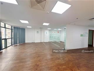 Văn phòng cô giang q1 110m2 ngăn sẵn 2 phòng làm việc, có sân rộng đậu ô tô trước cửa