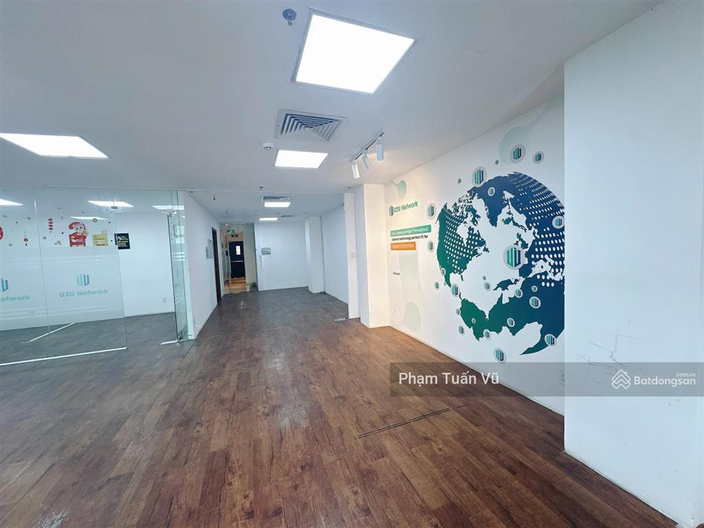 Văn phòng cô giang q1 110m2 ngăn sẵn 2 phòng làm việc, có sân rộng đậu ô tô trước cửa