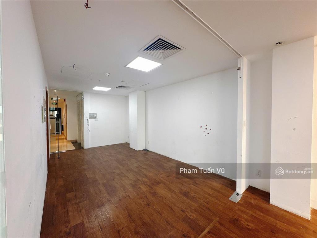 Văn phòng cô giang q1 110m2 ngăn sẵn 2 phòng làm việc, có sân rộng đậu ô tô trước cửa